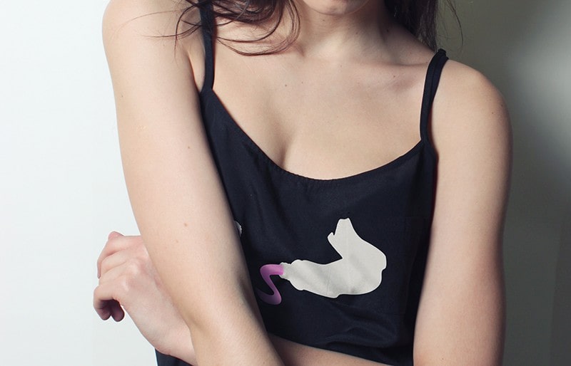 Photograph with the short shot of the torso of a girl who wears a shirt with the Rózovyj drawing.