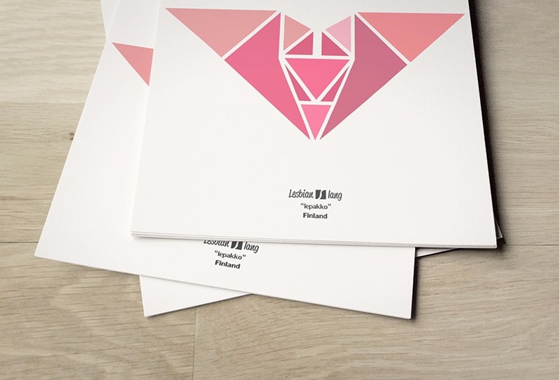 Leppako | Diccionario Lésbico, Finlandia Fotografía de un montón de hojas con la ilustración Lepakko.