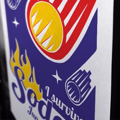 Fotografía de un fragmento de póster con el diseño I Survived Sodom