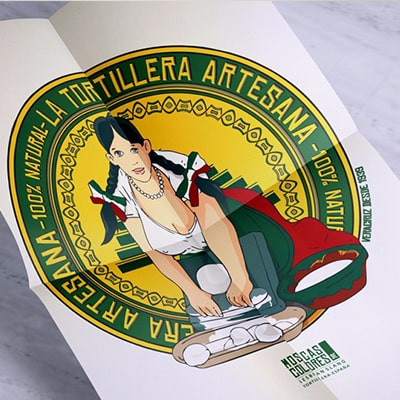 Fotografía en color de un póster con el diseño Tortillera, desplegado en cuatro cuartos.