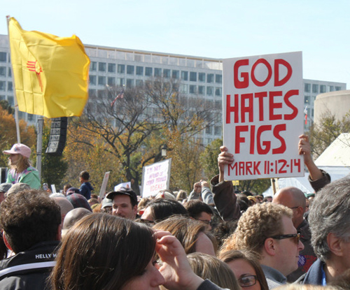 Contestación a la secta con una pancarta que dice God Hates Figs