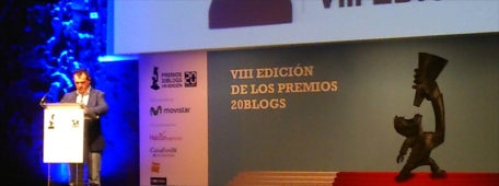 Moscas de colores finalista en los VIII premios 20blogs. Arsenio Escolar, director del diario 20 Minutos, presentando la gala de los VIII Premios 20Blogs, en el escenario del Caixa Forum en Madrid. La web de Moscas de Colores era finalista.