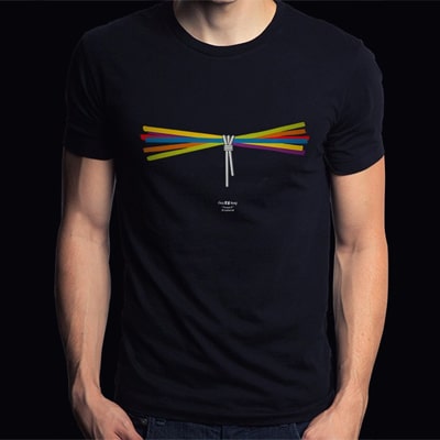 Fotografía en color y en primer plano de una camiseta negra con el diseño Faggot, que viste un chico.