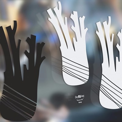 Fotografía en color con el diseño Finocchio en dos colores distintos, blanco y negro, pegados sobre un cristal.