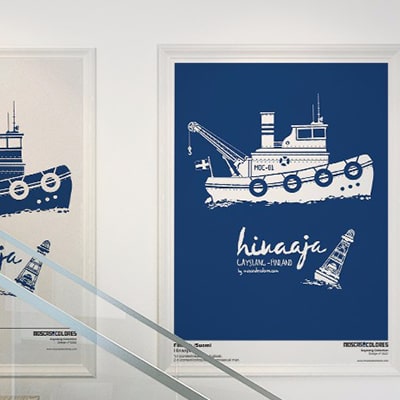 Fotografía de dos pósters enmarcados colgados de una pared, con el diseño Hinaaja