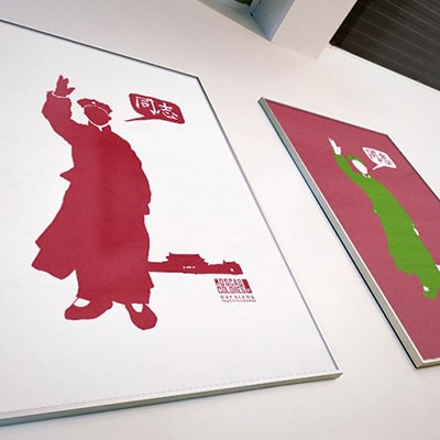 Fotografía en color de dos pósteres colgados de la pared con el diseño Thóngzì