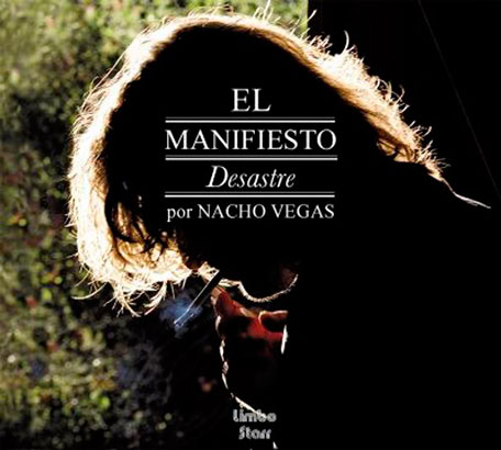 Portada del álbum El manifiesto desastre. Aparece Nacho vegas fotografiado a contraluz fumando.