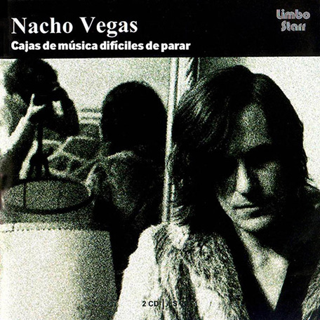 Portada del doble álbum de Nacho Vegas, Cajas de Música difíciles de parar. Blanco y negro con mucho grano. Aparece Nacho Vegas fotografiado de frente, con un espejo atrás donde se ve quien le hace la fotografía.