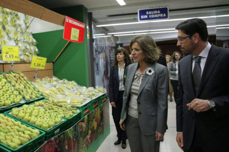 Visita de Ana Botella a un supermercado, parada frente al expositor de peras y manzanas.