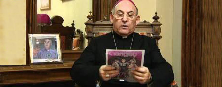 Casimiro López leyendo la revista Shangay. Al fondo, retrato de Reig Pla con una de nuestras camisetas.