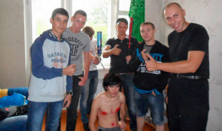 Homofobia Occupy Pedofilyaj Miembros del Grupo Occupy Pedofilyaj haciendo con la mano su gesto característico de doblar el pulgar atacando a una de sus víctimas.