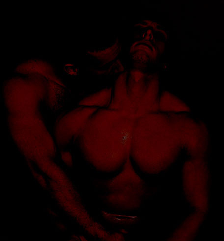Fotografía oscura y rojiza de dos hombres con el torso desnudo practicando sexo en un cuarto oscuro