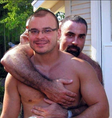 Tesák, en brazos de un amigo? Es un montaje.