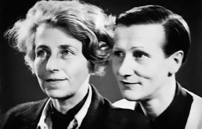 Close-up and black-and-white photography of two Kesser Vater, Gertrude Sandmann and Hedwig Koslowski, two women dressed in men's clothing.