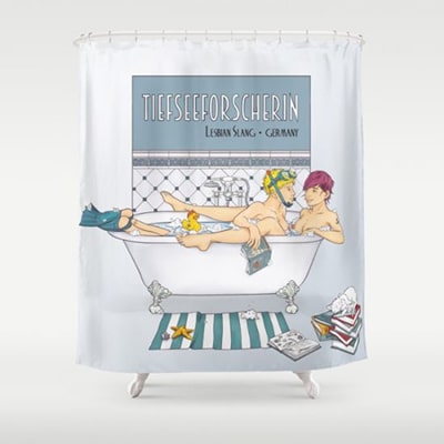 Color photograph of a bathtub surrounded by a curtain with the Tiefseeforscherin design, an illustration with two girls in a bathtub, one of them with diving goggles and snorkel.