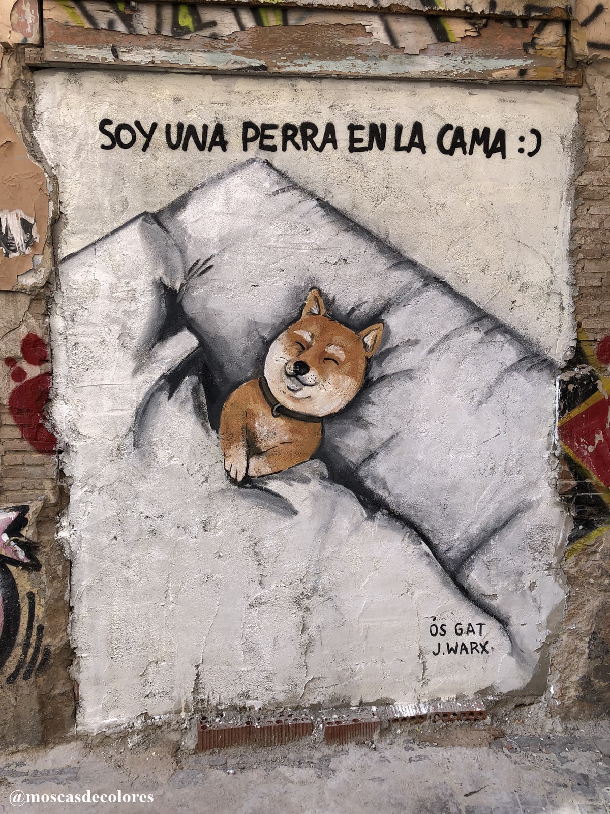 Un grafiti de Ciutat Vella, Valencia, nos ilustra la entrada de Trola. Dibujo de una perra durmiendo en una cama, con el texto "soy una perra en la cama"