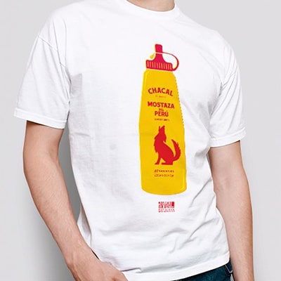 Close-up photograph of a white T-shirt worn by a boy with the Mostacero design, the typical yellow and red bottle for mustard, from the Chacal brand.
