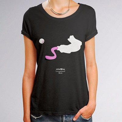 Close-up photograph of a black t-shirt worn by a girl with the Rózovyj drawing, a pink oil paint tube.