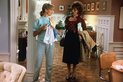 A frame of the film Tootsie, with its two protagonists, where the large size of the shoes is appreciated.