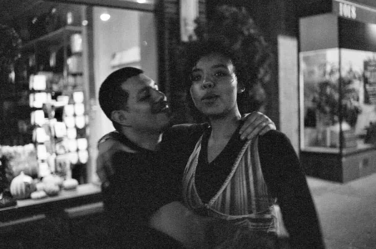 Fotografía en blanco y negro de una pareja ilustra el concepto de alosexual