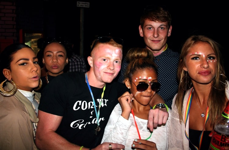 Una persona omnisexual siente inclinación erótico-afectiva por personas de cualquier género o sexo, siendo éstos determinantes en la atracción.