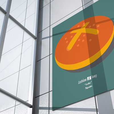 Fotografía en color con el diseño Bollo Icon, colgado de una pared.