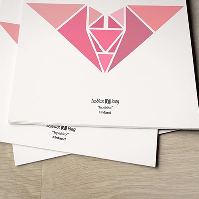 Fotografía en color de varios posters con el diseño Lepakko, apilados sobre una mesa.