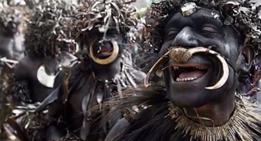 Tribu Sambia bailando en grupo.