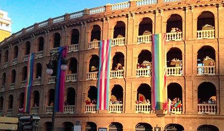 Fotografía del Orgullo Gay Valencia 2016. La plaza de toros vestida con banderas LGBT