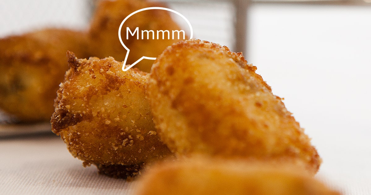 una croqueta sobre otra con un globo de texto que dice ummm