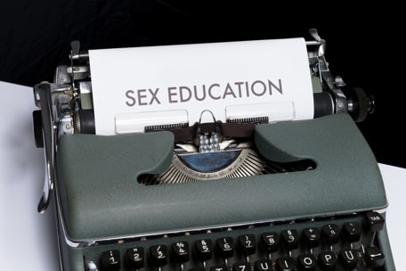 Una máquina de escribir en la que aparece el texto Sex Education, necesaria para entender la Identidad sexual